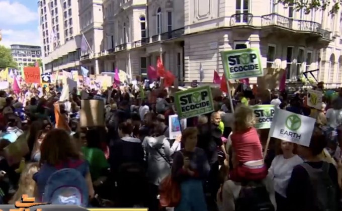 ​กลุ่มแม่และเด็กในอังกฤษเดินขบวนต่อต้านปัญหาโลกร้อน