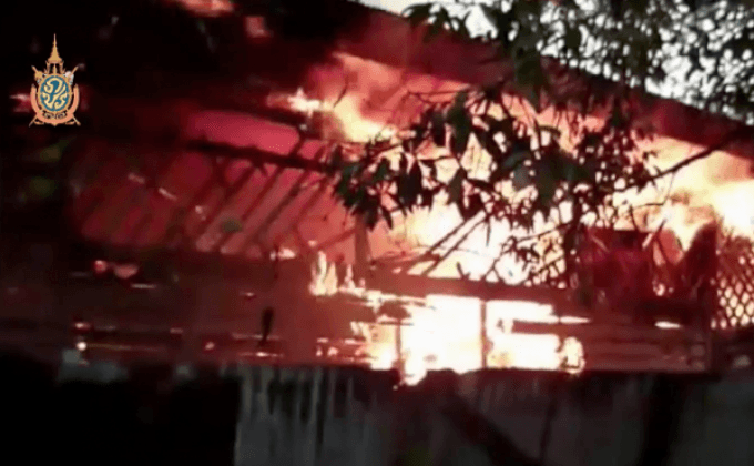 ฟ้าผ่าบ้านทรงไทยไม้สักอายุกว่า 100 ปี