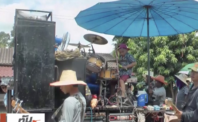 นักดนตรีรุ่นจิ๋ว โชว์ลีลาตีกลองชุดแห่นาค