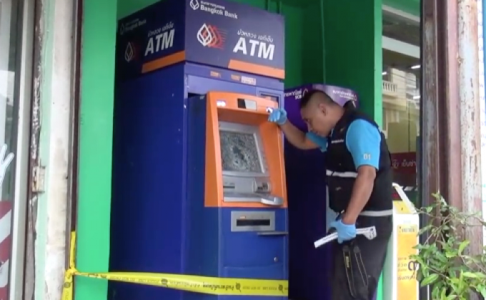 ไม่สบอารมณ์ตู้เอทีเอ็มใช้อาวุธปืนยิงใส่ จ.ปทุมธานี