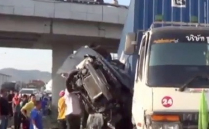 รถพ่วงเบียดรถยนต์เด็ก 4 ขวบติดซากรถ