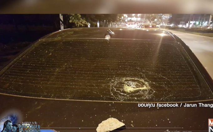 คนร้ายปาหินใส่รถบนถนนใจกลางกรุง