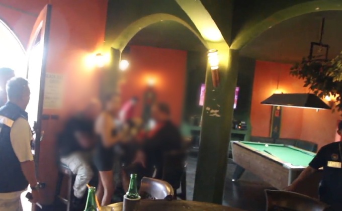 บุกจับคลับหรูกลางพัทยาลอบค้าบริการทางเพศ