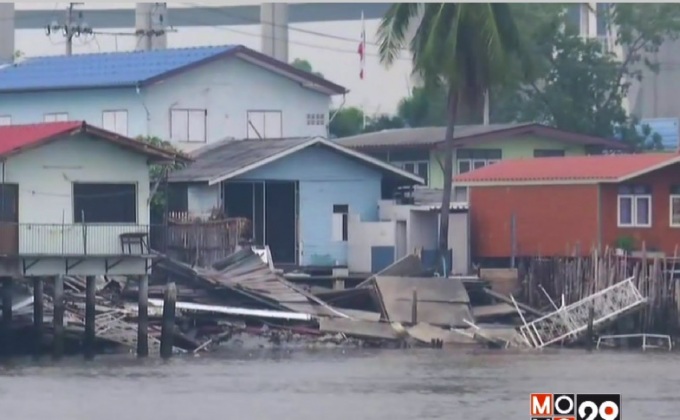 หางเสือเรือขัดข้อง พุ่งชนบ้านริมแม่น้ำเจ้าพระยา