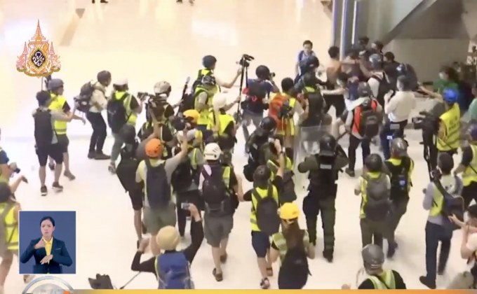 ฮ่องกง ยังเดือด ผู้ชุมนุมปะทะตำรวจ