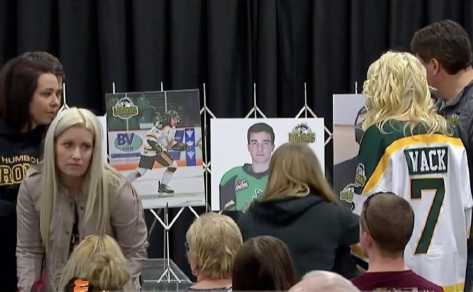 ชาวแคนาดาแห่ไว้อาลัยนักกีฬาฮอกกี้