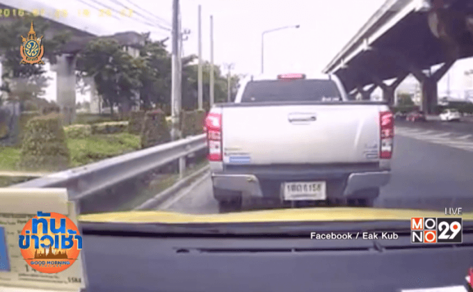 โชเฟอร์แท็กซี่โวย โดนกระบะแกล้งเบรกใส่ถอยชนแล้วหนี