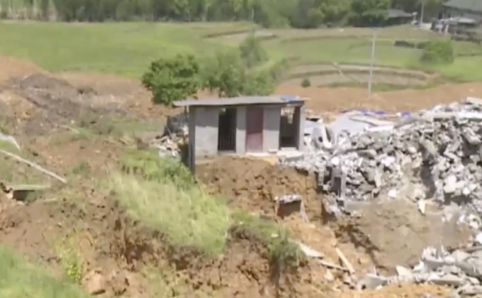 นาทีเกิดเหตุดินถล่มในหมู่บ้านแห่งหนึ่งของจีน