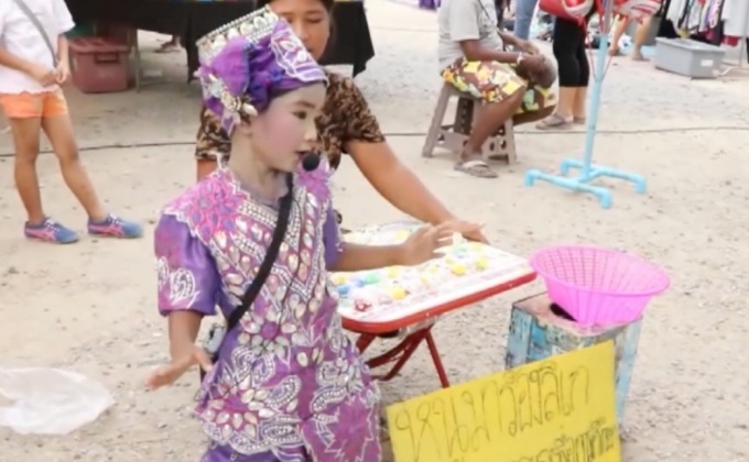 หนูน้อย 5 ขวบ ร้องลิเกช่วยพ่อแม่ขายของ