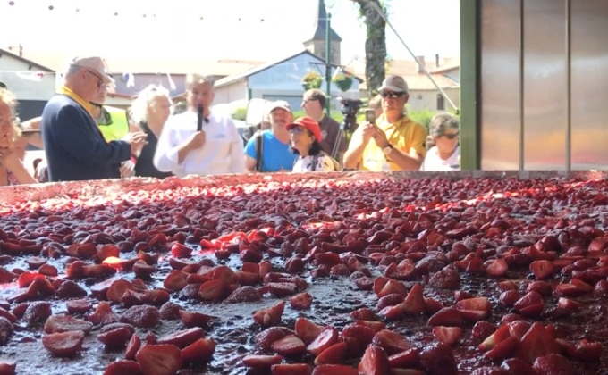 เชฟฝรั่งเศสทำทาร์ตสตรอเบอรี่ใหญ่ที่สุดในโลก